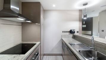 Luxury Studio, City View | Private kitchen
