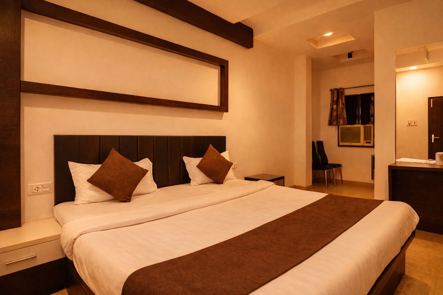 Deluxe Room | Desk, free WiFi