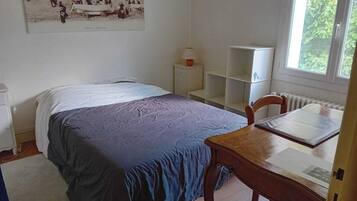 2 bedrooms, iron/ironing board, internet, bed sheets