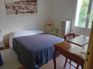 Iron/ironing board, internet, bed sheets