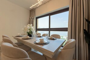 Leilighet – deluxe, balkong, sjøutsikt | Spiseområde på rommet