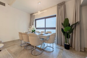 Departamento Deluxe, balcón, vista al mar | Servicio a la habitación