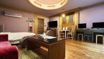 President | Decoración personalizada, escritorio, cortinas blackout y wifi gratis