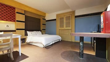 Deluxe | Individually decorated, desk, blackout curtains, free WiFi