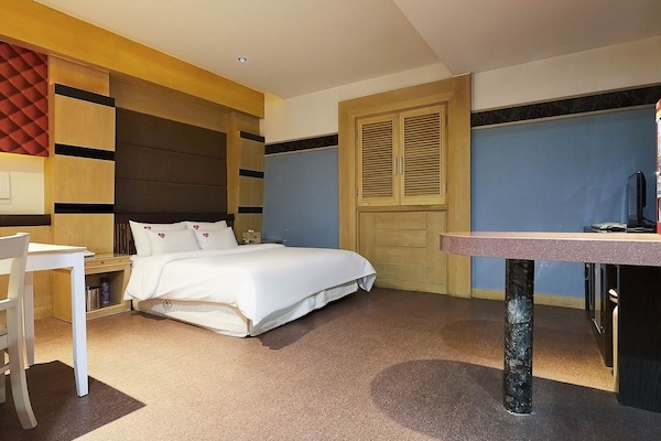 Deluxe | Individually decorated, desk, blackout drapes, free WiFi