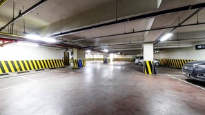 Tempat letak kenderaan sendiri percuma 