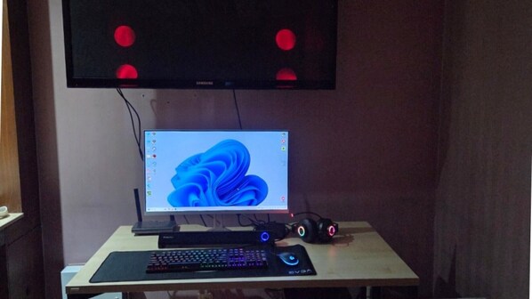 1PC | Yksilöllisesti sisustettu, työpöytä, pimennysverhot, ilmainen Wi-Fi