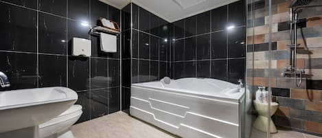 Bañera y ducha independientes, secador de pelo, batas, pantuflas