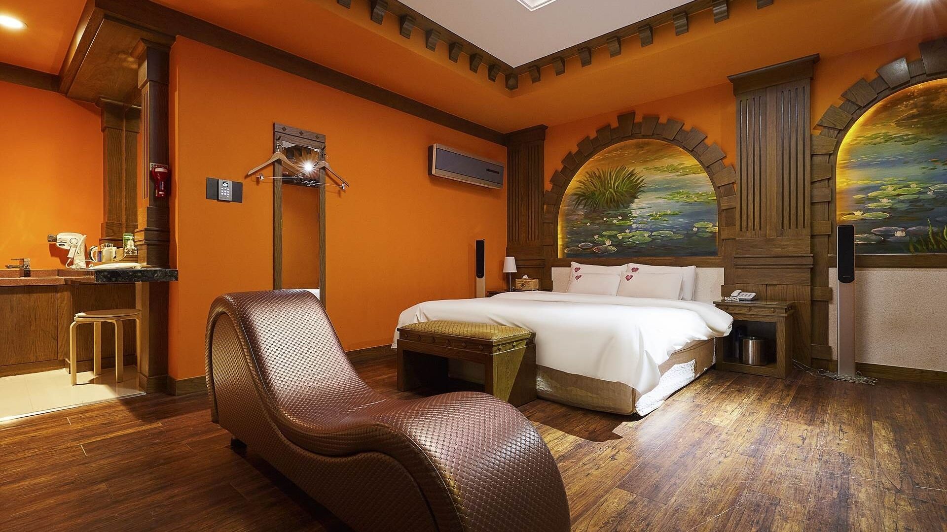 Royal Suite | Décor unique, bureau, rideaux d’obscurcissement, accès au Wi-Fi (inclus)