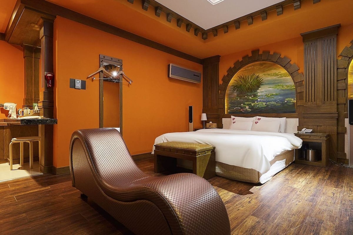 Royal Suite | Individually decorated, desk, blackout drapes, free WiFi