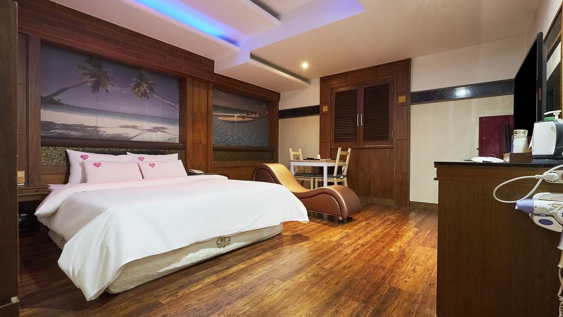 Deluxe Couple | Décor unique, bureau, rideaux d’obscurcissement, accès au Wi-Fi (inclus)