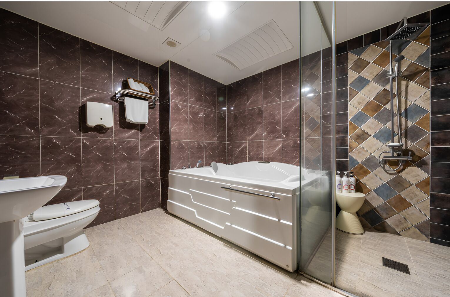 Une salle de bain moderne avec une baignoire sur pieds, des toilettes et une douche séparée par des parois en verre.