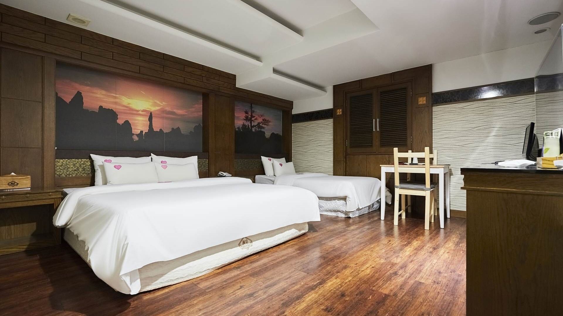 Deluxe Twin | Décor unique, bureau, rideaux d’obscurcissement, accès au Wi-Fi (inclus)