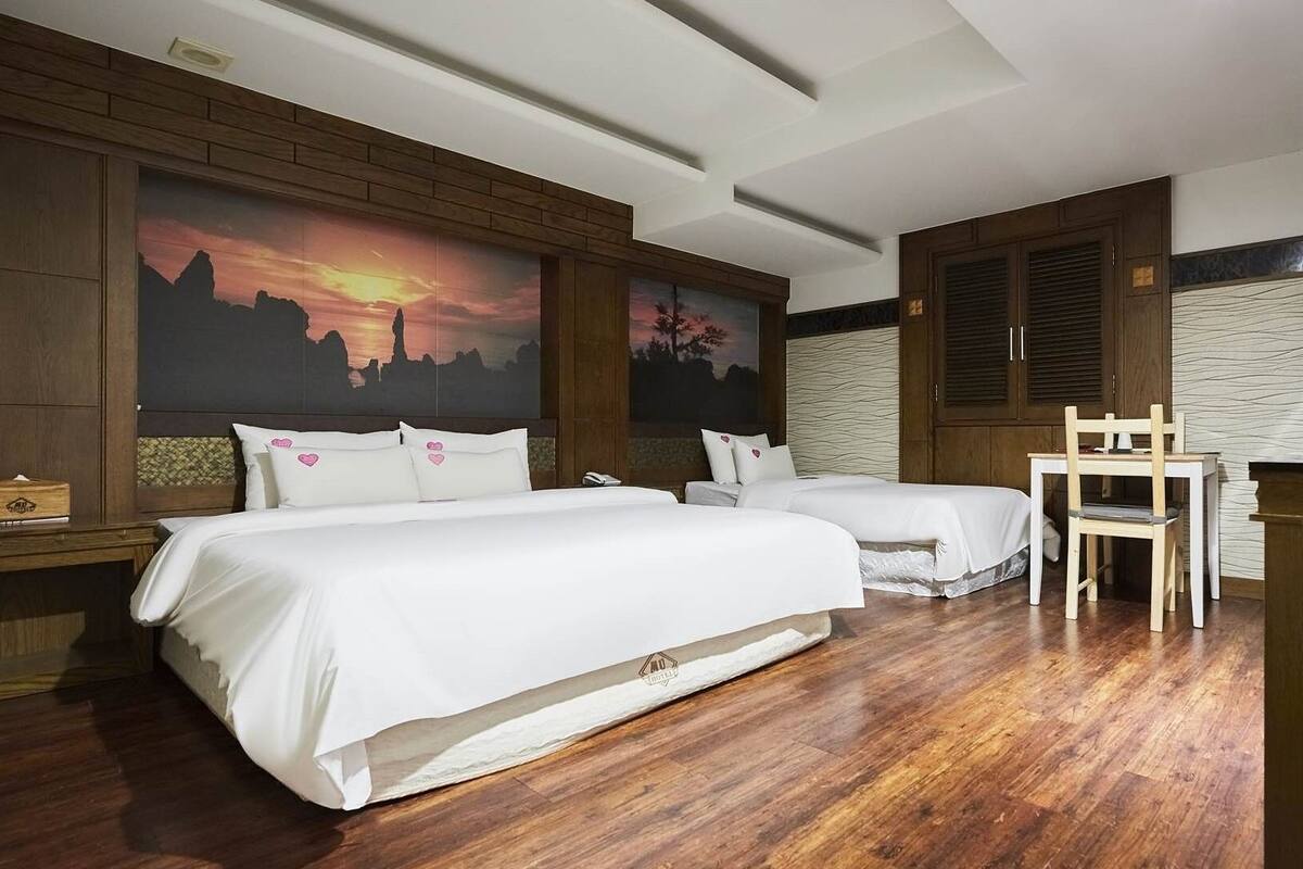 Deluxe Twin | Desk, blackout drapes, WiFi (free), individually decorated