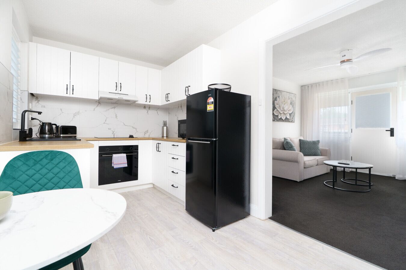 Réfrigérateur, micro-ondes, four, plaque de cuisson