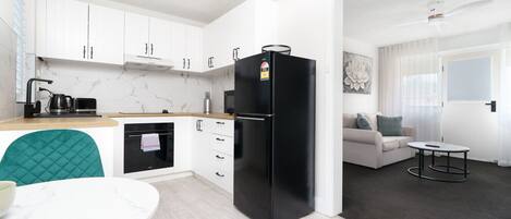 Refrigerador, microondas, horno y parrilla de estufa