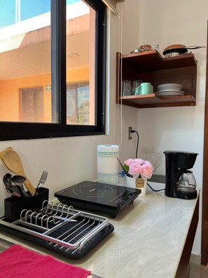 Apartemen Comfort, Bebas Asap Rokok, balkon | Dapur pribadi | Lemari es kecil, kompor, dan peralatan masak/sendok-piring