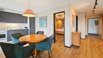 Mini-Kühlschrank, Mikrowelle