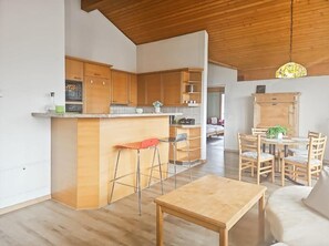 Deluxe-Studiosuite, Seeblick | Schreibtisch, kostenloses WLAN, Rollstuhlgeeignet