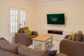 TV, fireplace
