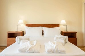 4 bedrooms, iron/ironing board, WiFi, bed sheets