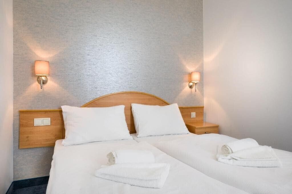 Doppelzimmer, Balkon | Zimmersafe, Schreibtisch, schallisolierte Zimmer, Bügeleisen/Bügelbrett