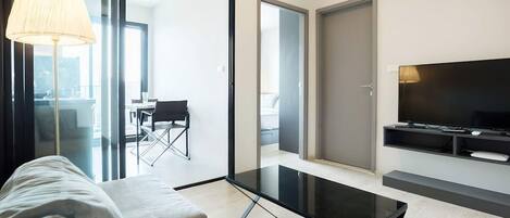 Apartment, 1 Bedroom, Accessible, Smoking | Living room