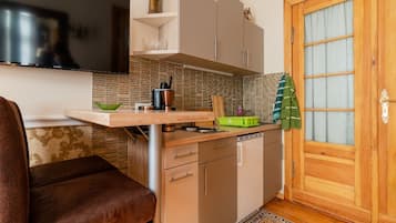 Kühlschrank, Mikrowelle, Herdplatte, Wasserkocher mit Kaffee-/Teezubehör