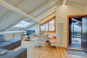 Familienapartment, Mehrere Schlafzimmer, 2 Bäder (Caterina View) | Wohnzimmer