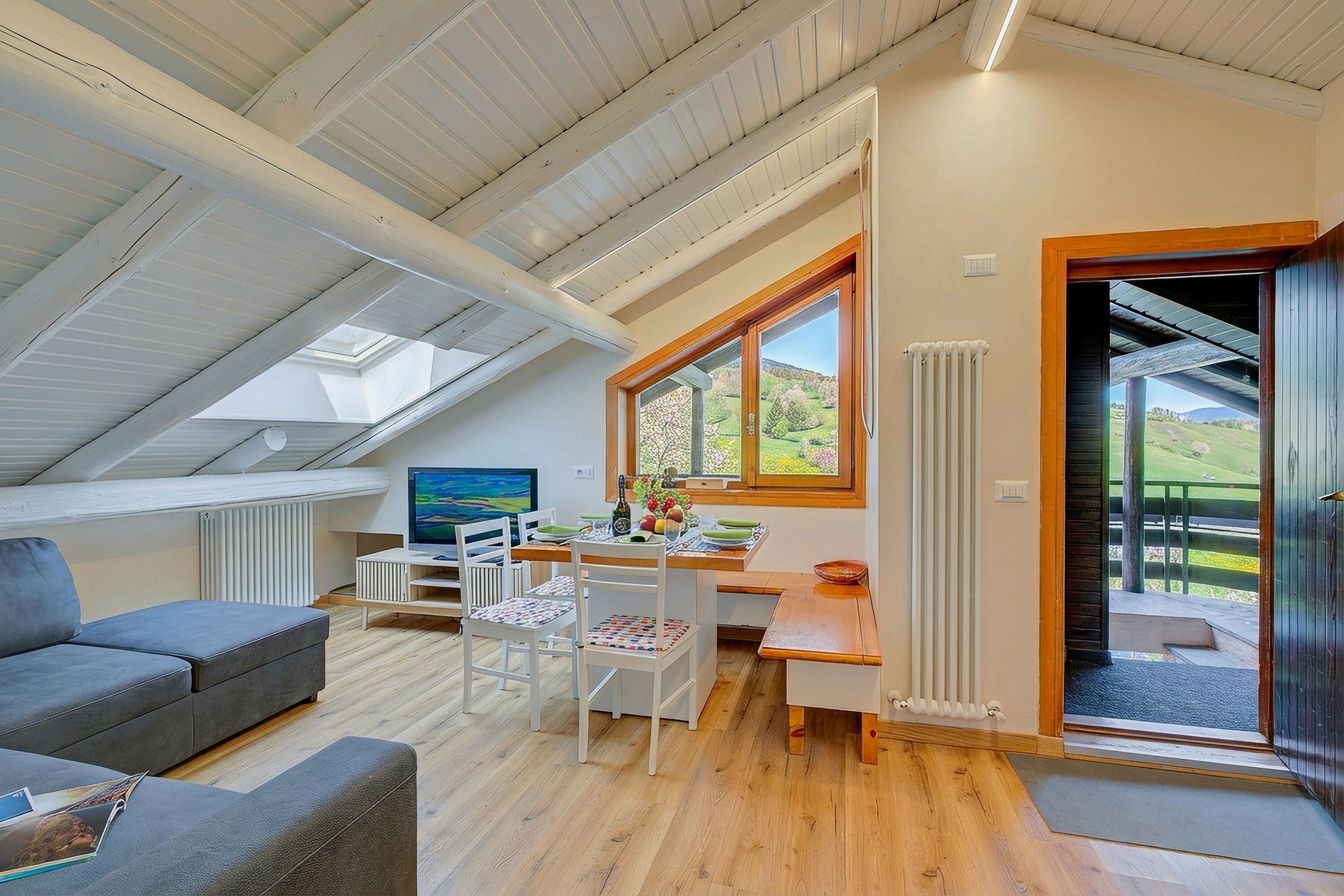 En 21-tommers smart-TV med kabel-kanaler