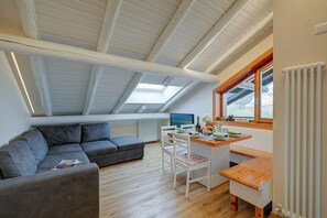 Familienapartment, Mehrere Schlafzimmer, 2 Bäder (Caterina View) | Wohnbereich