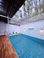 Una piscina al aire libre