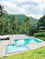 Una piscina al aire libre