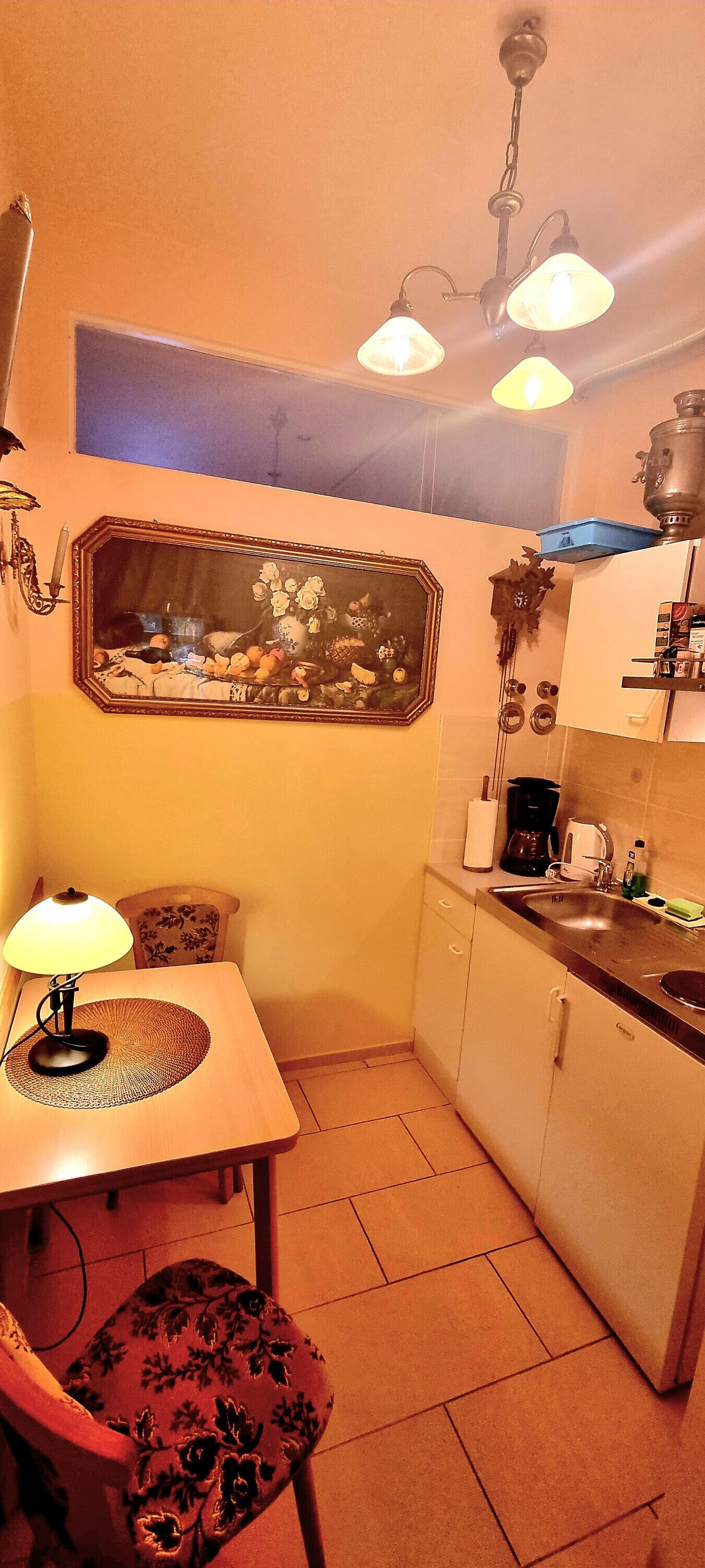 Refrigerador, microondas, parrilla de estufa y cafetera y tetera 