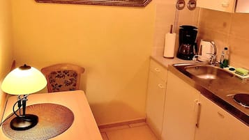 Frigorífic, microones, placa de cuina i cafetera i tetera