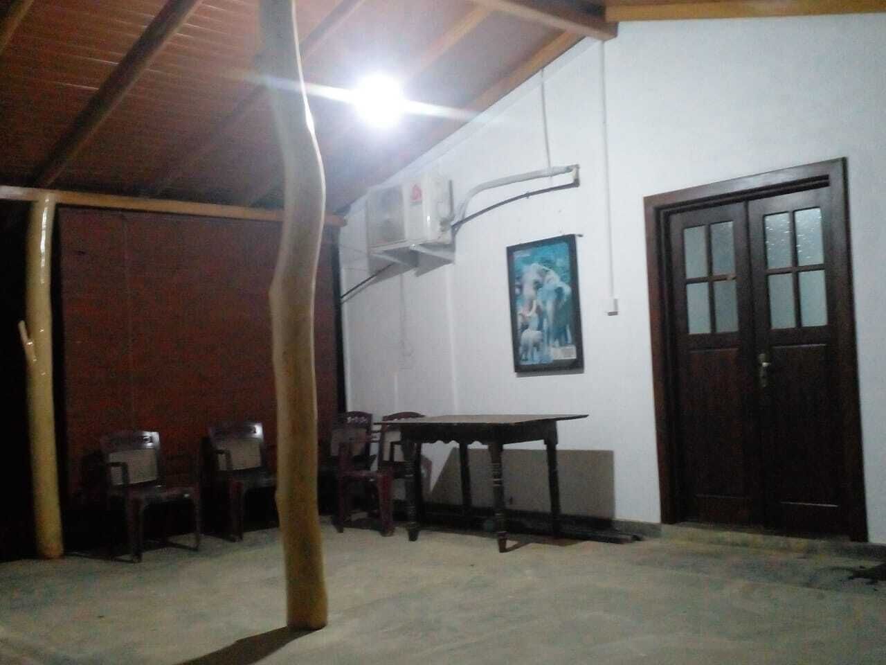 تلفزيون بشاشة مسطحة بحجم 24-بوصة يعرض قنوات تلفزيونية رقمية