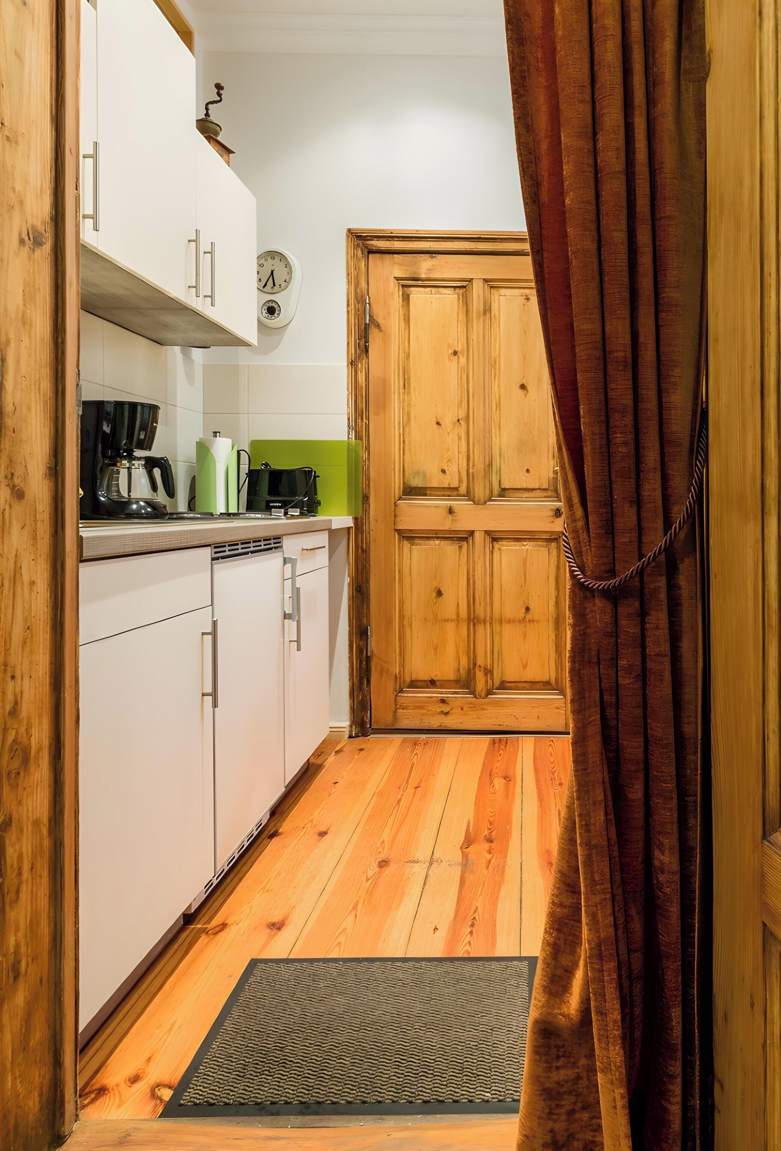 Kühlschrank, Mikrowelle, Herdplatte, Wasserkocher mit Kaffee-/Teezubehör