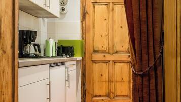 Kühlschrank, Mikrowelle, Herdplatte, Wasserkocher mit Kaffee-/Teezubehör