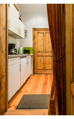 Geladeira, micro-ondas, cooktop, chaleira elétrica