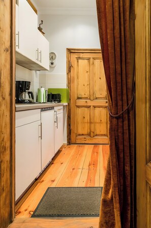 Refrigerador, microondas, parrilla de estufa y cafetera y tetera 