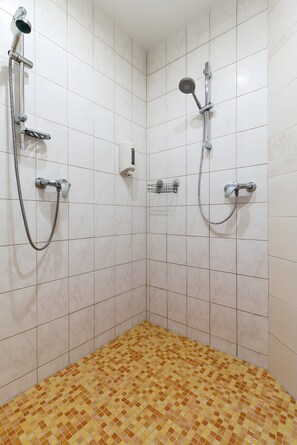 Shower, hair dryer, towels - Holiday Apartment Romantika II, 72 sqm, 1 Bedroom, Max. 4 Persons (Potsdam)