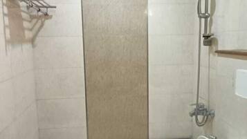 Artículos de tocador gratuitos, jabón, shampoo, papel higiénico