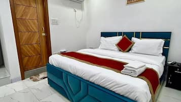 Desk, free WiFi, bed sheets