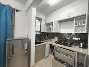 Private kitchen - Peaceful 1BHK with Balcony, Wifi (Bengaluru)