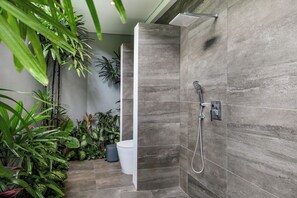 Vila superluxo, 4 quartos, piscina particular | Banheiro | Chuveiro, chinelos, toalhas de banho, shampoo