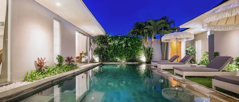 Piscine extérieure, chaises longues