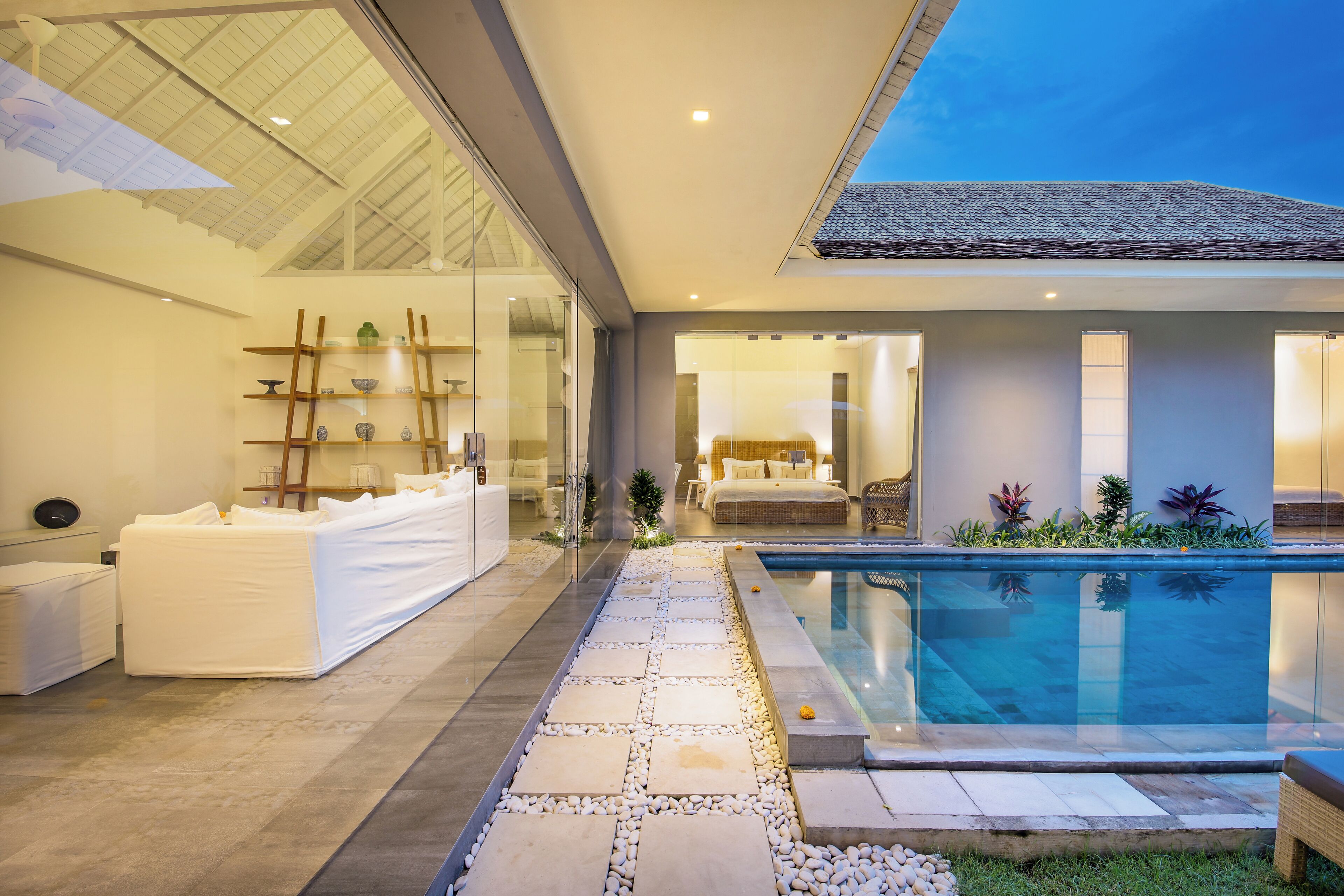 Una piscina al aire libre, tumbonas