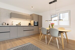 Kühlschrank, Mikrowelle, Ofen, Herdplatte