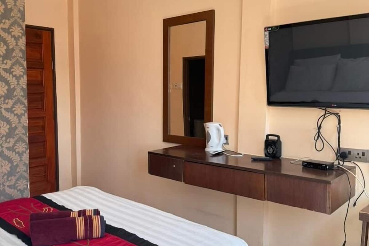 Double Room | Iron/ironing board (on request), WiFi (free)
