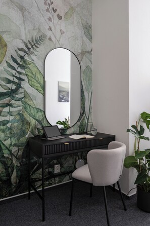 Minibar con artículos gratuitos y decoración personalizada